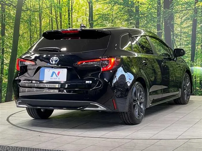 Toyota Corolla Sedan 2023 — миниатюра 3