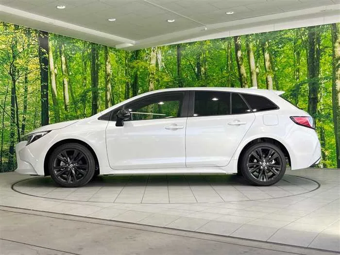 Toyota Corolla Sedan 2023 — миниатюра 3