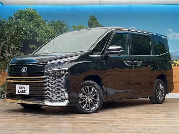 Toyota Voxy 2022 — фото 1, купить с доставкой в Москву