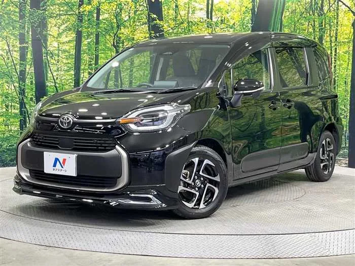 Toyota Sienta 2023 — фото 1, купить с доставкой в Москву