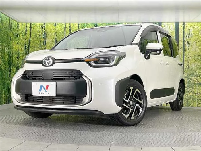 Toyota Sienta 2023 — фото 1, купить с доставкой в Москву