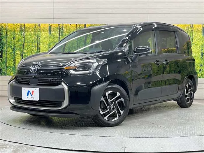 Toyota Sienta 2023 — фото 1, купить с доставкой в Москву