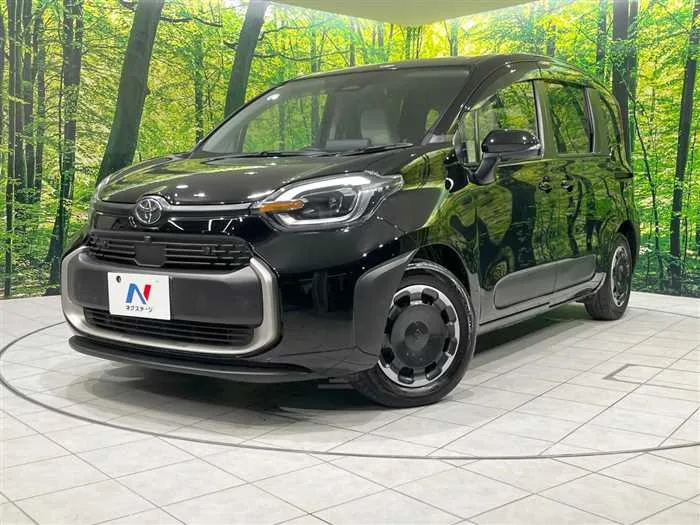 Toyota Sienta 2023 — фото 1, купить с доставкой в Москву