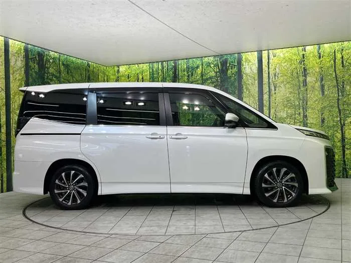 Toyota Voxy 2022 — миниатюра 5
