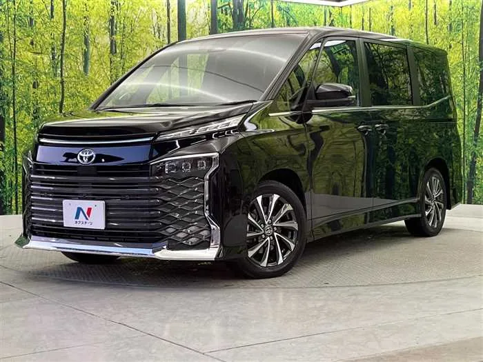 Toyota Voxy 2023 — фото 1, купить с доставкой в Москву