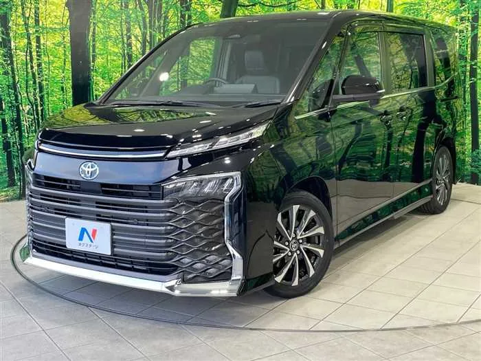 Toyota Voxy 2024 — фото 1, купить с доставкой в Москву