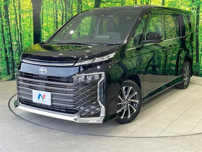 Toyota Voxy 2024 — фото 1, купить с доставкой в Москву
