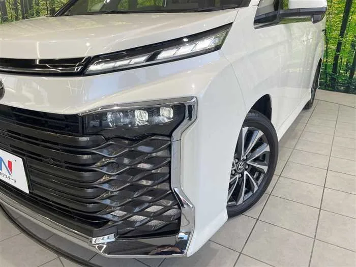 Toyota Voxy 2023 — миниатюра 2