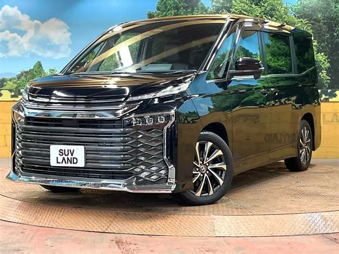Toyota Voxy 2023 — фото 1, купить с доставкой в Москву