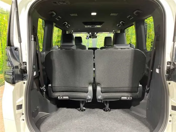 Toyota Voxy 2024 — миниатюра 2