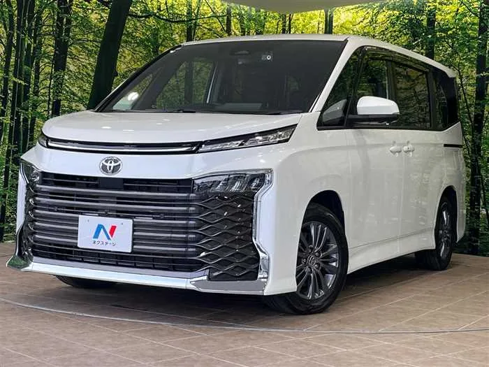 Toyota Voxy 2024 — фото 1, купить с доставкой в Москву