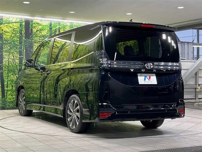 Toyota Voxy 2024 — миниатюра 2