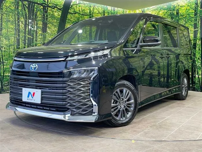 Toyota Voxy 2022 — фото 1, купить с доставкой в Москву