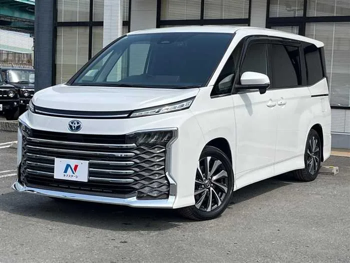 Toyota Voxy 2022 — фото 1, купить с доставкой в Москву
