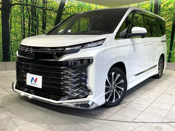 Toyota Voxy 2022 — фото 1, купить с доставкой в Москву