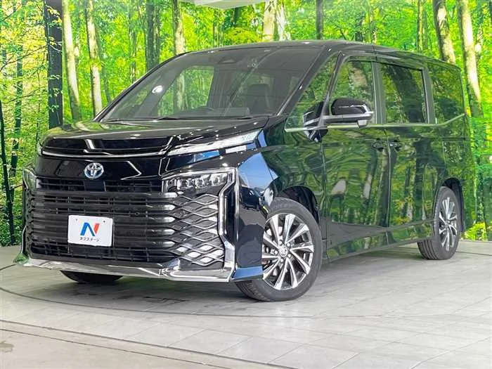 Toyota Voxy 2022 — фото 1, купить с доставкой в Москву
