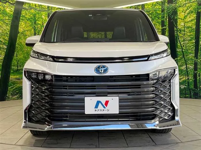 Toyota Voxy 2022 — миниатюра 2