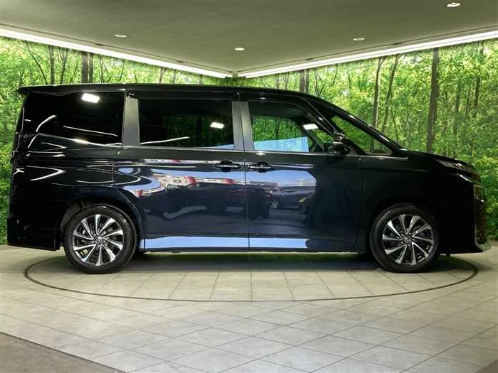 Toyota Voxy 2022 — миниатюра 3