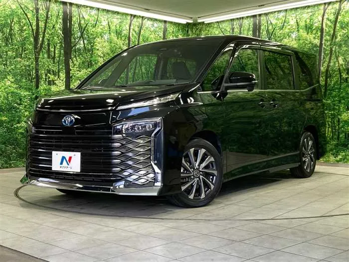 Toyota Voxy 2022 — фото 1, купить с доставкой в Москву