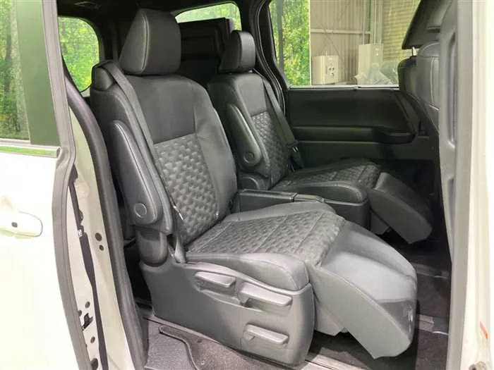 Toyota Voxy 2023 — миниатюра 3