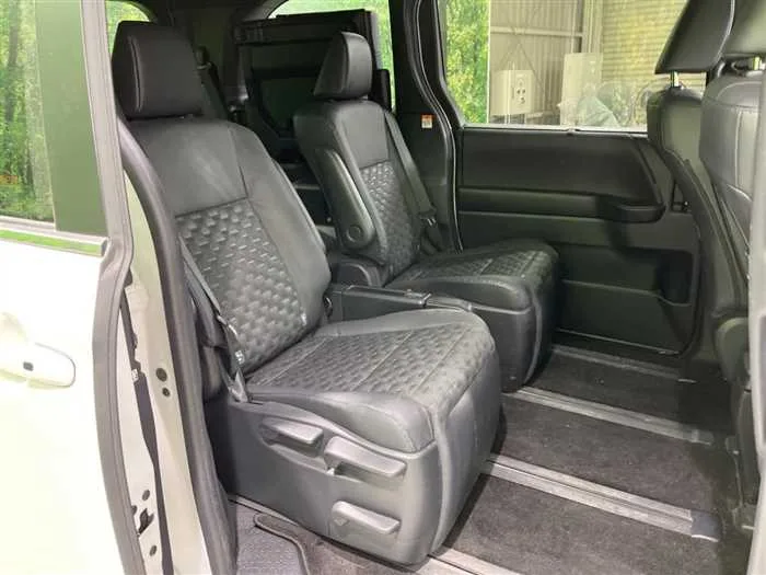 Toyota Voxy 2023 — миниатюра 5