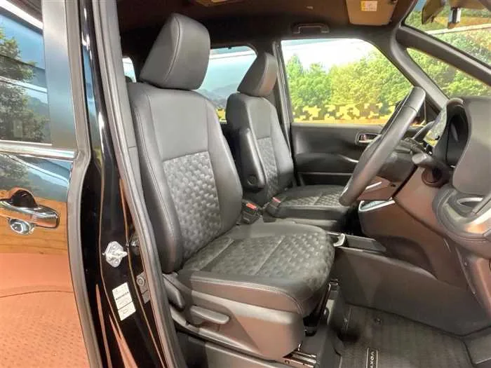 Toyota Voxy 2023 — миниатюра 3