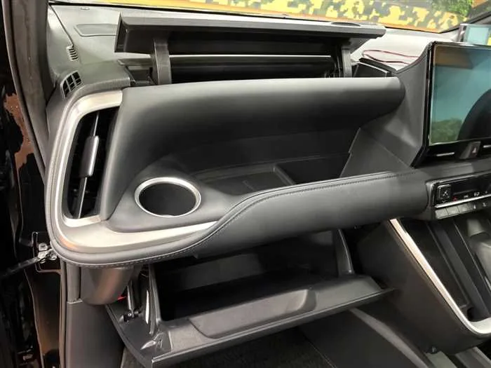 Toyota Voxy 2023 — миниатюра 2