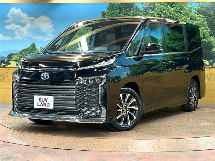 Toyota Voxy 2023 — фото 1, купить с доставкой в Москву