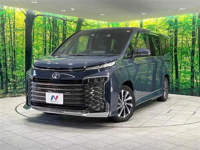 Toyota Voxy 2023 — фото 1, купить с доставкой в Москву