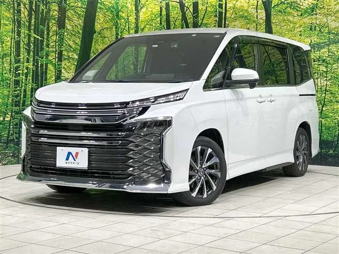 Toyota Voxy 2023 — фото 1, купить с доставкой в Москву