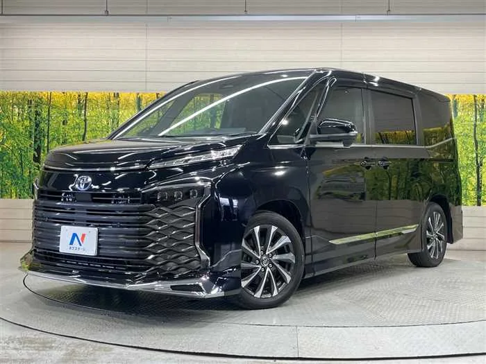 Toyota Voxy 2023 — фото 1, купить с доставкой в Москву