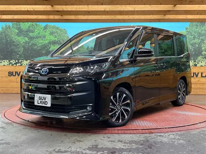 Toyota Noah 2023 — фото 1, купить с доставкой в Москву
