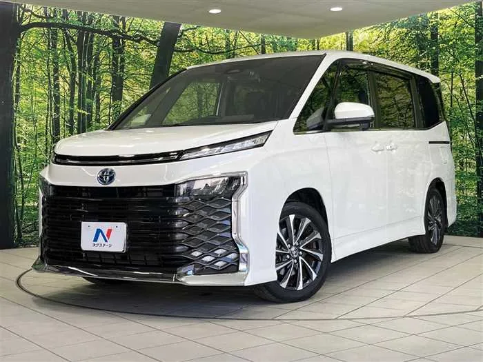 Toyota Voxy 2023 — фото 1, купить с доставкой в Москву