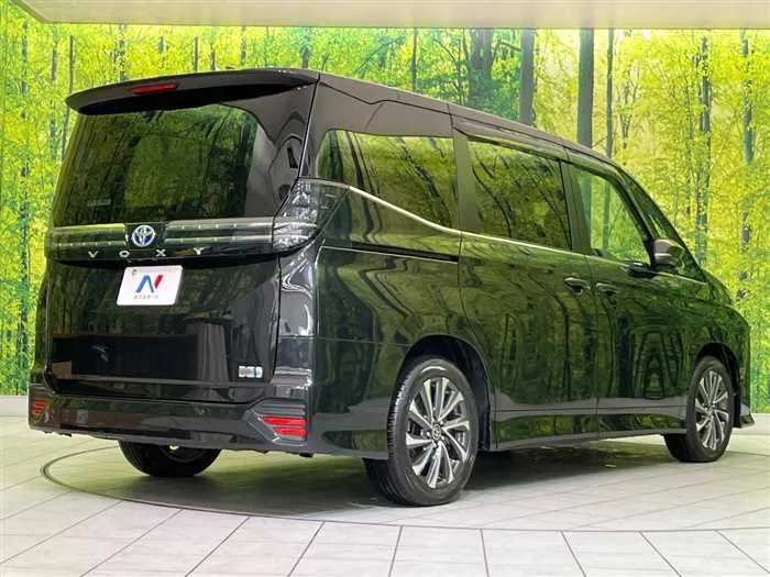 Toyota Voxy 2023 — миниатюра 3