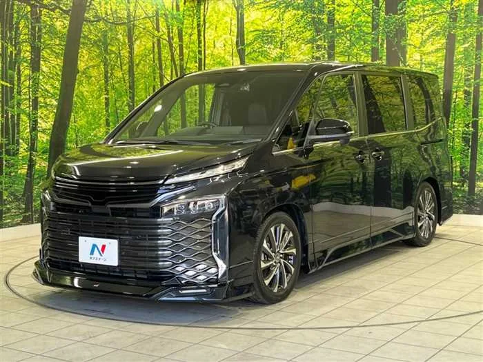Toyota Voxy 2023 — миниатюра 2