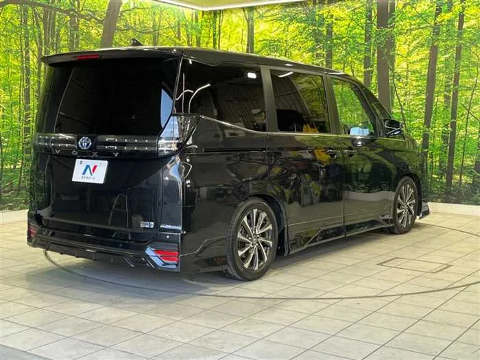 Toyota Voxy 2023 — миниатюра 3