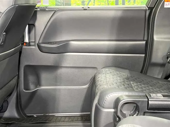 Toyota Voxy 2023 — миниатюра 3