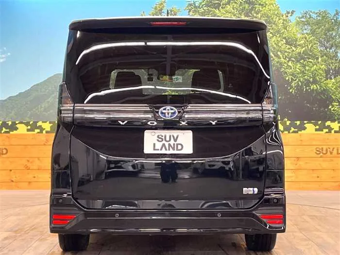 Toyota Voxy 2023 — миниатюра 2