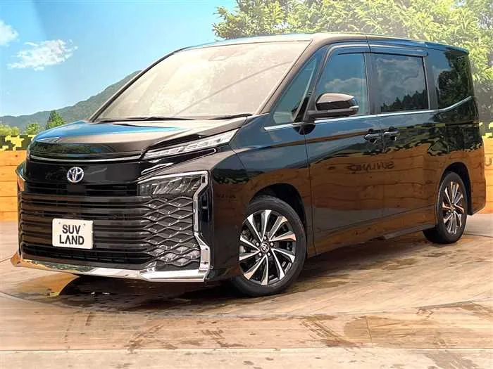 Toyota Voxy 2023 — фото 1, купить с доставкой в Москву