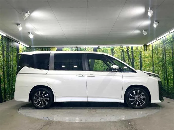 Toyota Voxy 2023 — миниатюра 3