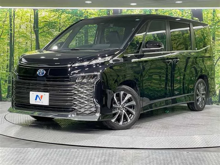 Toyota Voxy 2024 — фото 1, купить с доставкой в Москву