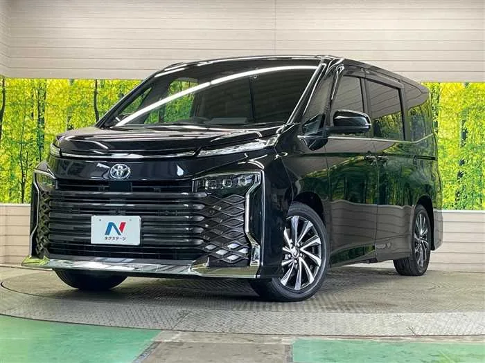 Toyota Voxy 2025 — фото 1, купить с доставкой в Москву