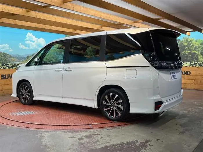 Toyota Voxy 2025 — миниатюра 2