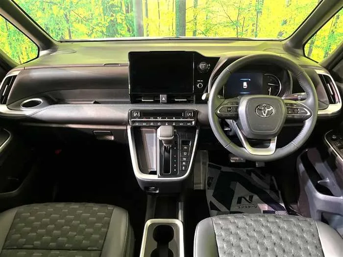 Toyota Voxy 2025 — миниатюра 2