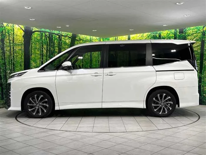 Toyota Voxy 2022 — миниатюра 5