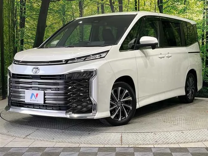 Toyota Voxy 2025 — фото 1, купить с доставкой в Москву