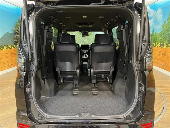 Toyota Voxy 2022 — миниатюра 2