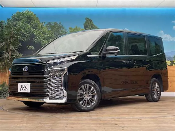 Toyota Voxy 2022 — фото 1, купить с доставкой в Москву