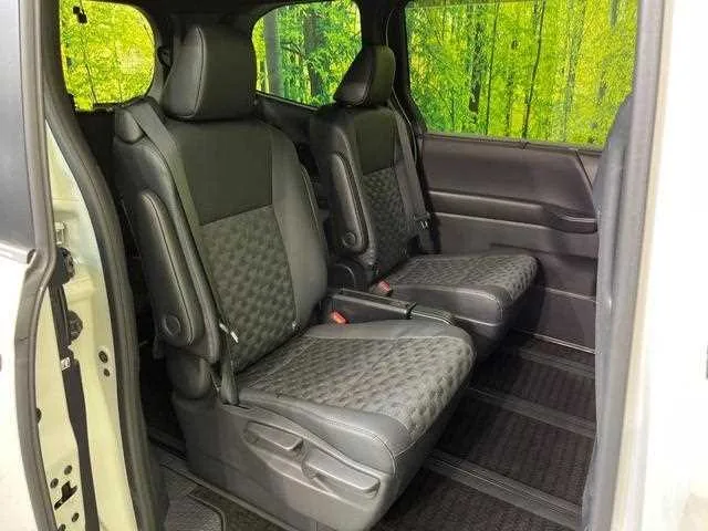 Toyota Voxy 2022 — миниатюра 3