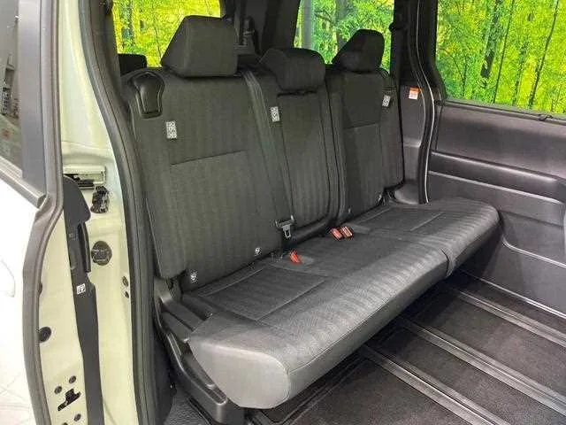 Toyota Voxy 2024 — миниатюра 3